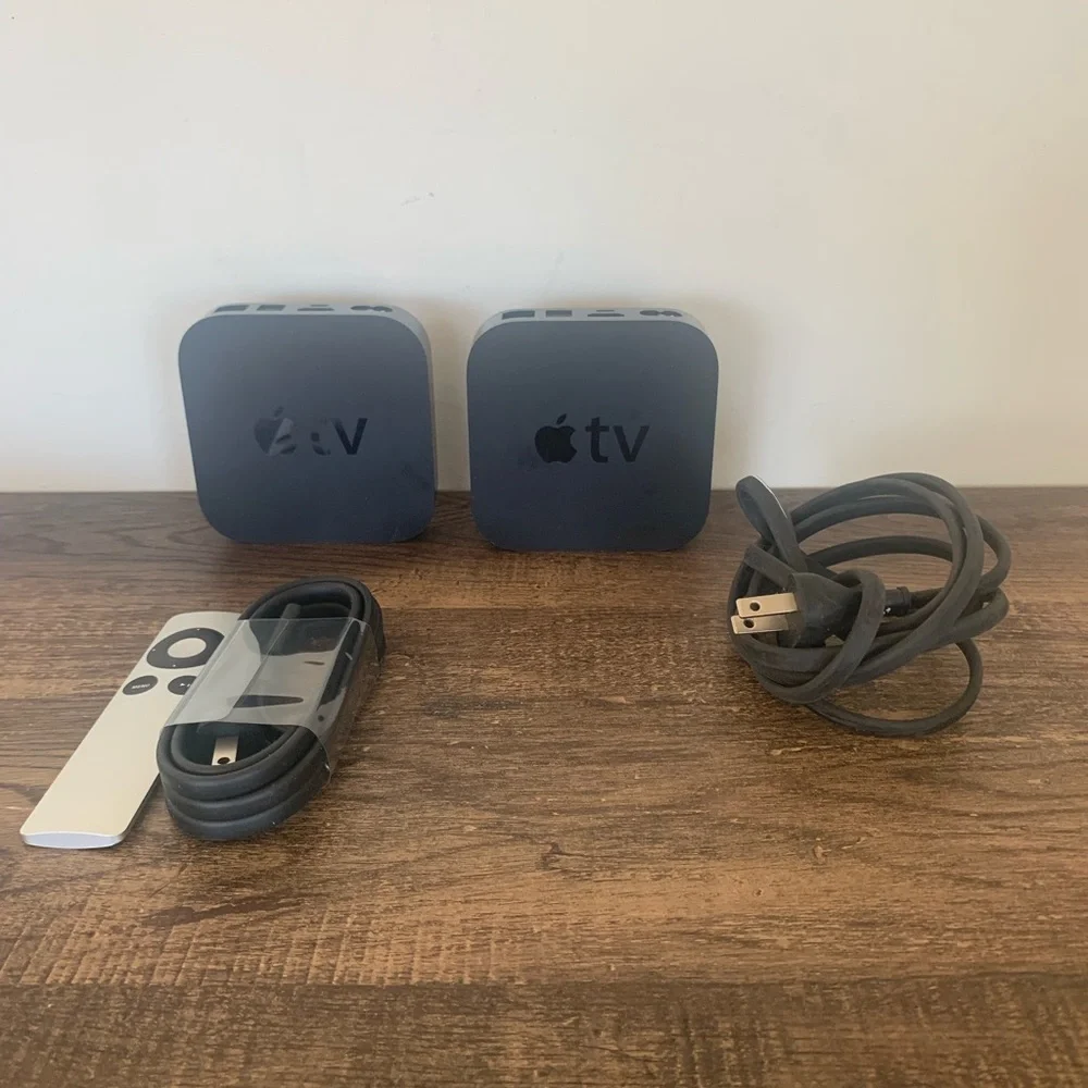 Apple TV 3rd Generation Media Streamer (2) Streamers (A1469) with (1) remote
